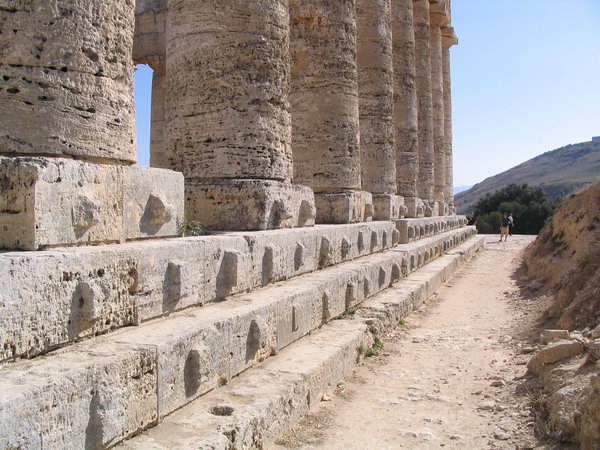Segesta, Temple, Stylobate