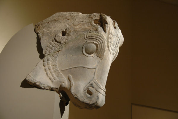Istakhr, Achaemenid bull's head