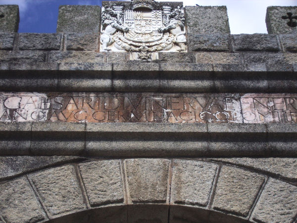 Alcántara bridge, arch, inscription