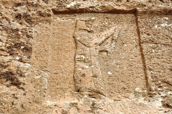 A magian on the tomb of Dukkan-e Daud