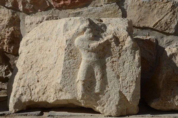 Bishapur, Small relief of an investiture