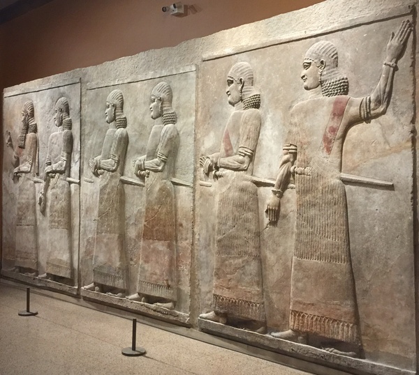 Khorsabad, Relief of courtiers