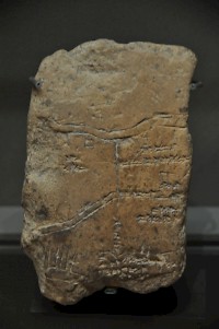 Carte babylonienne du Zagros occidental. Une route, une montagne et une rivière sont indiquées.