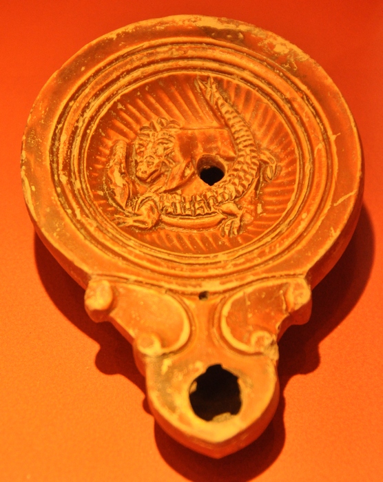 Utica, Oil lamp with a lion and a crocodile