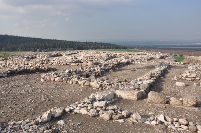 Megiddo, Assyrian buildings