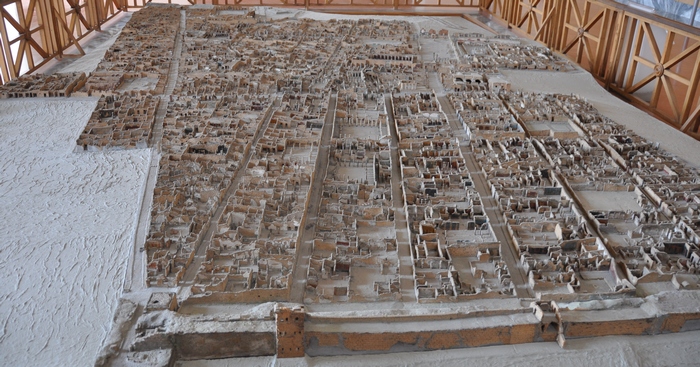 Pompeii, Model