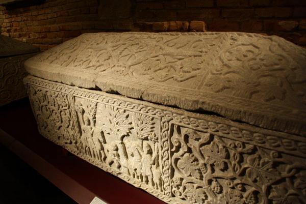 Toulouse, Sarcophagus with a horseman and vines