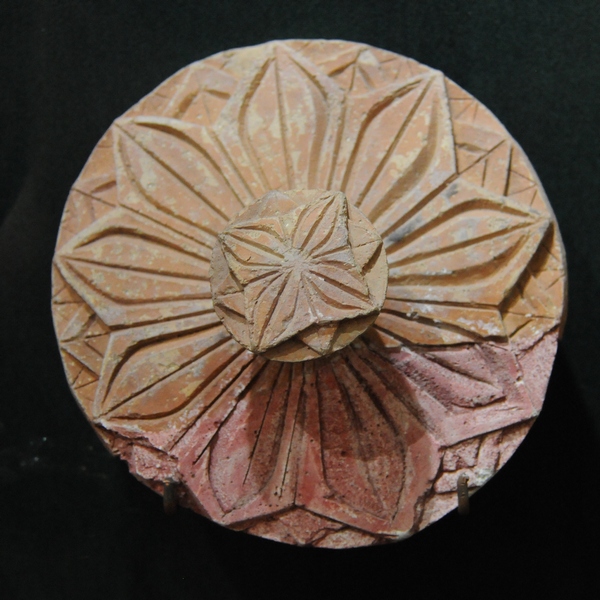 Kara Tepe, Lid of a pot