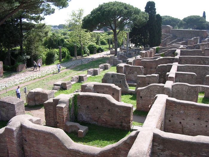 Ostia, Decumanus (1)