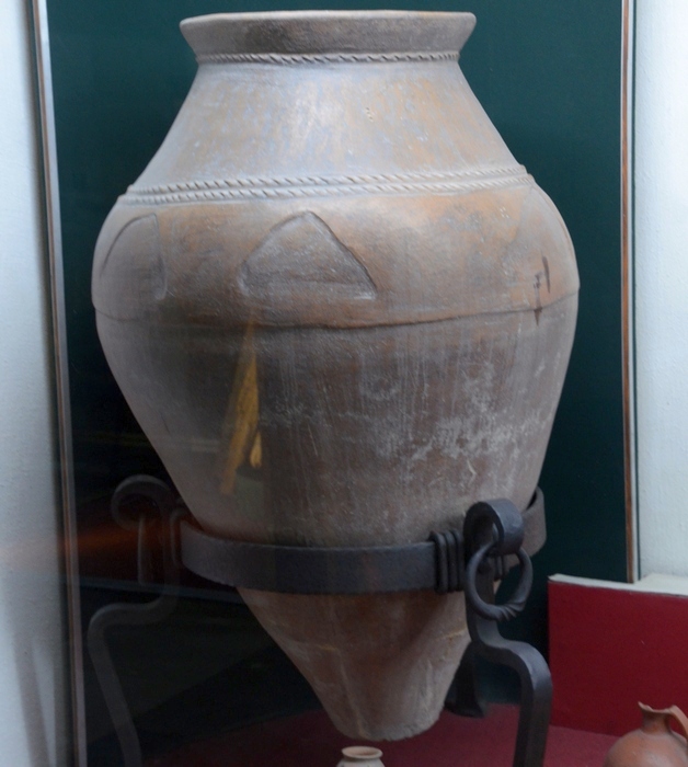 Erebuni, Urartian pithos