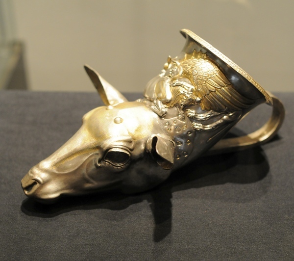 Yujna Mogila, Rhyton