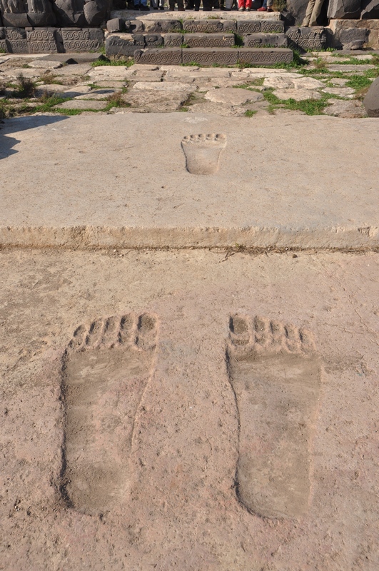Ain Dara, Entrance, Feet