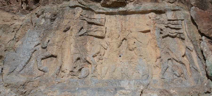 Salmas, Rock relief