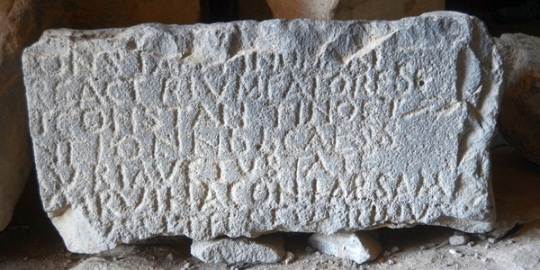 Qasr el-Azraq, Dedication of a building (age of Constantine)