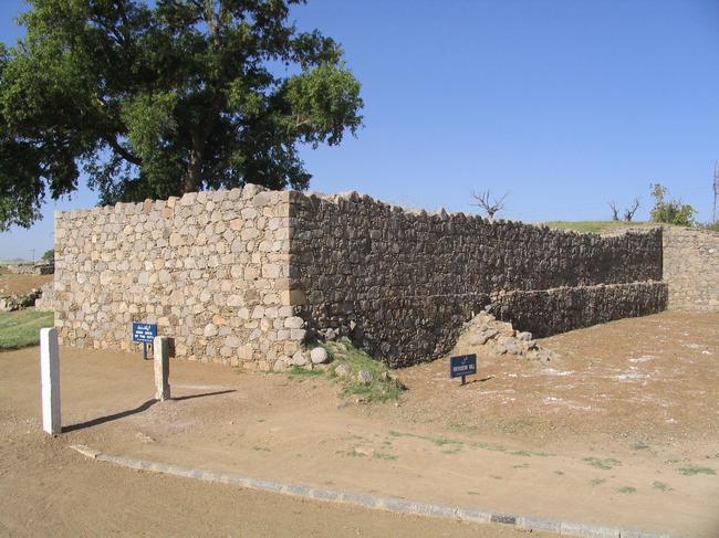 Sirkap, wall