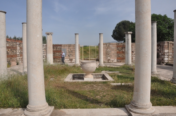 Sardes, Synagogue, Peristyle