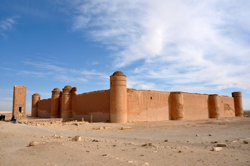 Qasr al-Hayr, Outside walls