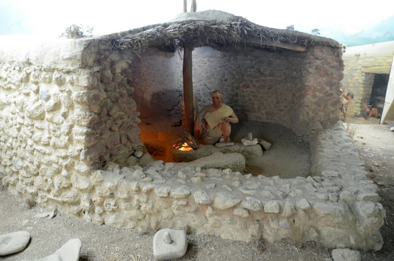 Vrysi, Reconstructed Neolithic hut