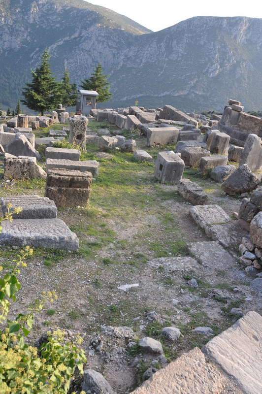 Delphi, Treasury of the Corinthians, Remains