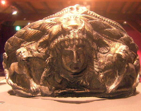 Utrecht De Meern, Crown of Cybele and two lions