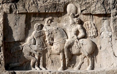 Shapur receives the surrender of Philip and captures Valerian