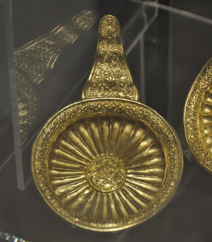 Sânnicolau Mare, Nagyszentmiklós treasure, Gold dish with handle (copy)