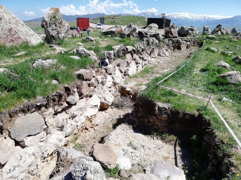 Karahunj, Southern line of stones: wall (1)