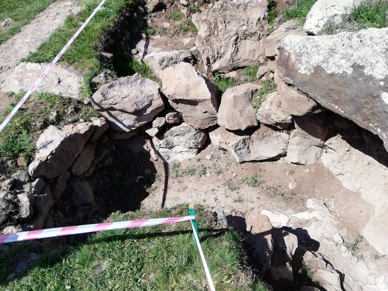 Karahunj, Southern line of stones: wall (3)