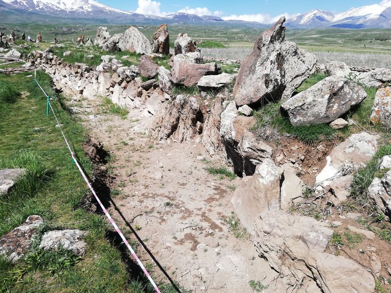 Karahunj, Southern line of stones: wall (4)