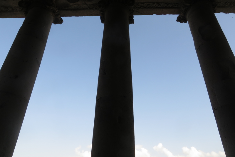 Garni, Roman-style monument, Facade, Columns