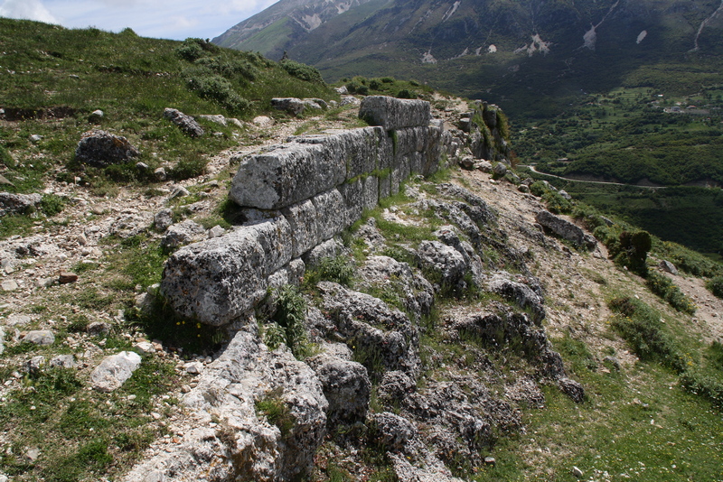 Amantia, Terrace wall