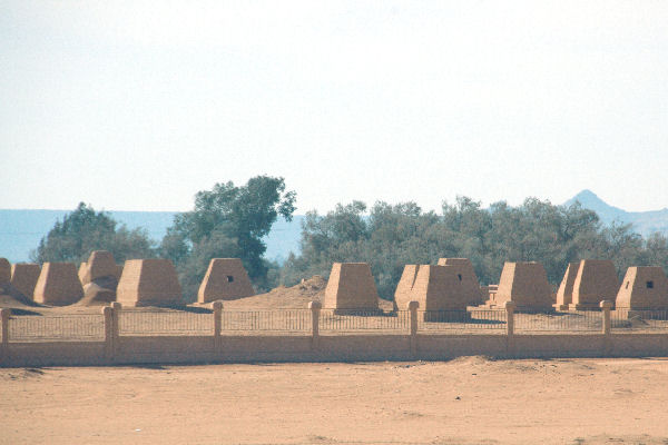 Al Hatia, Tombs