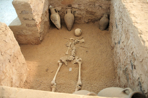 Al-Hatia, inside one of the tombs