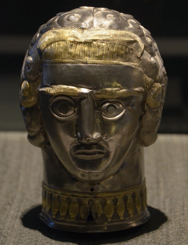 Peretu, Head