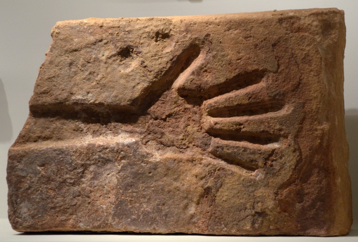 Dedan, Temple, Relief of a hand