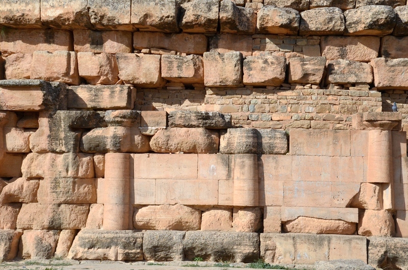 Madghacen, Royal tomb, Wall