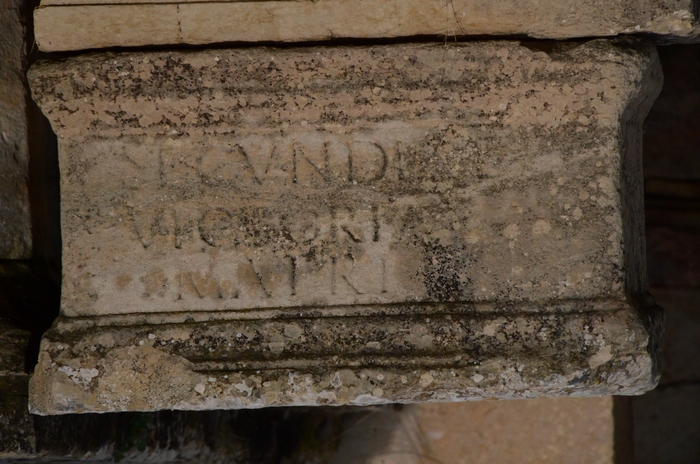 Madauros, Odeon, Inscription