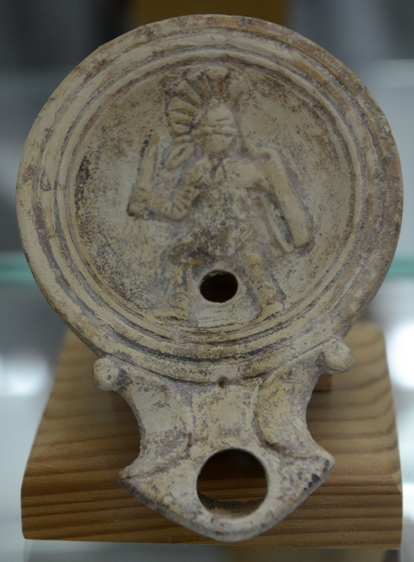 Oil lamp with a gladiator