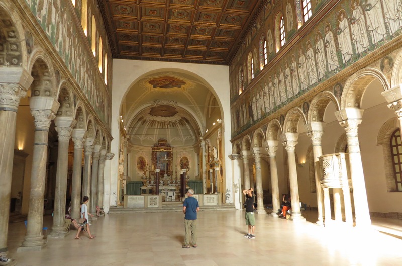 Ravenna, Sant'Apollinare Nuovo, Interior