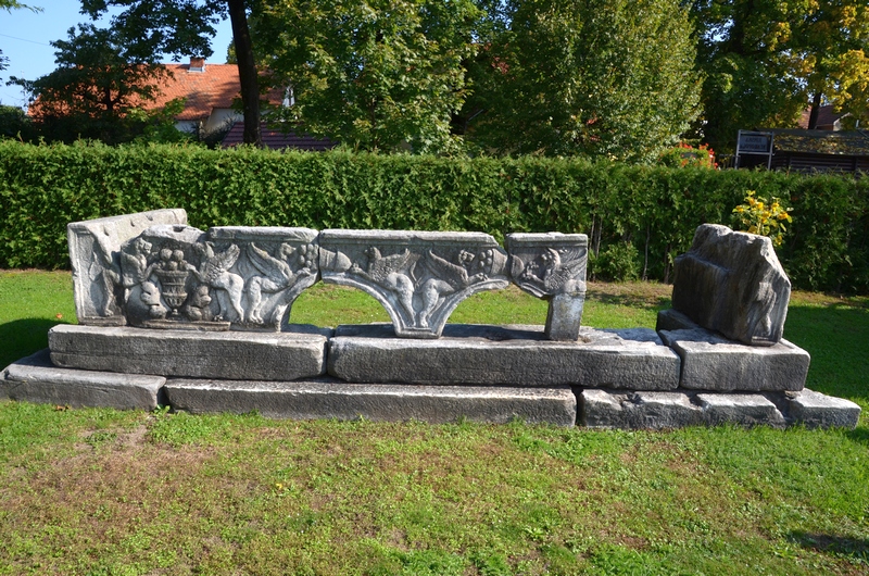 Šempeter, Arcade with griffins