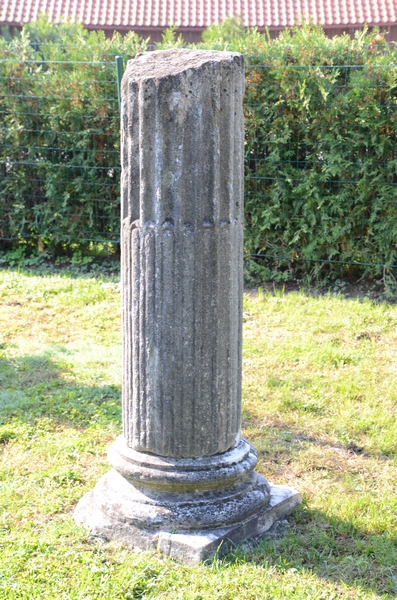 Šempeter, Column