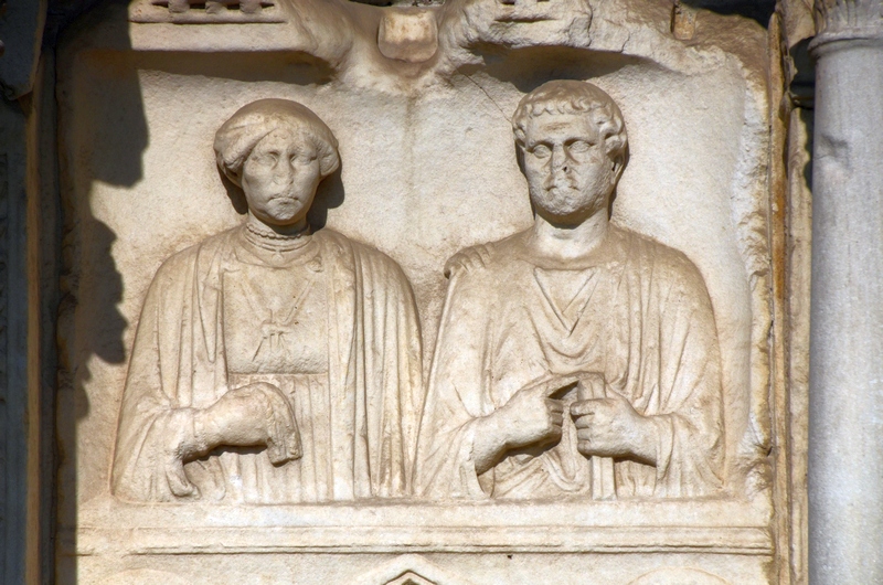 Šempeter, Mausoleum of Ennius, Relief, Portraits