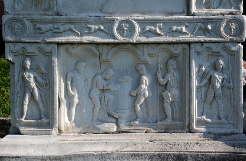 Šempeter, Mausoleum of the Spectatii, Central relief