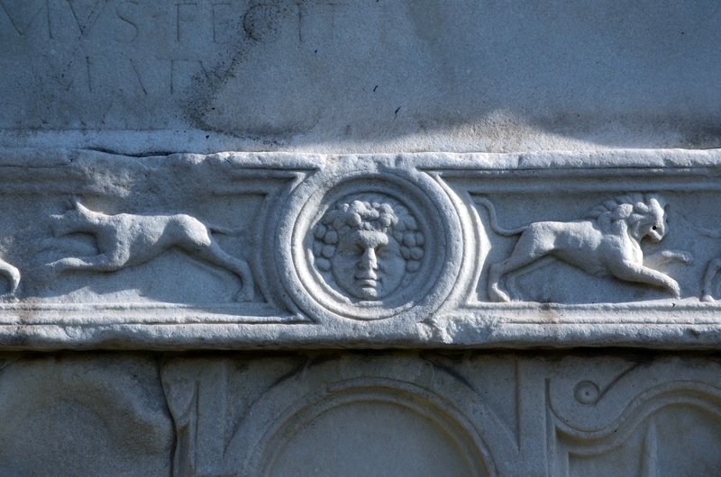 Šempeter, Mausoleum of the Spectatii, Central relief, Upper register