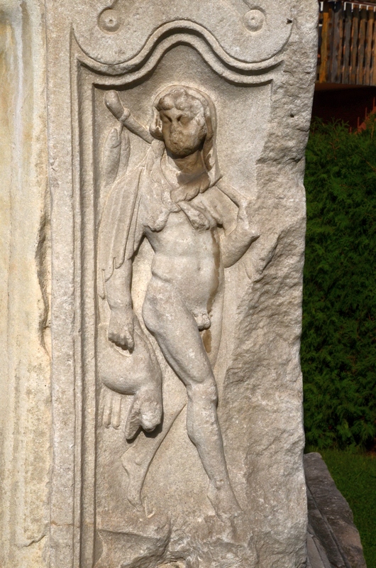 Šempeter, Mausoleum of the Spectatii, Hunter with a hare