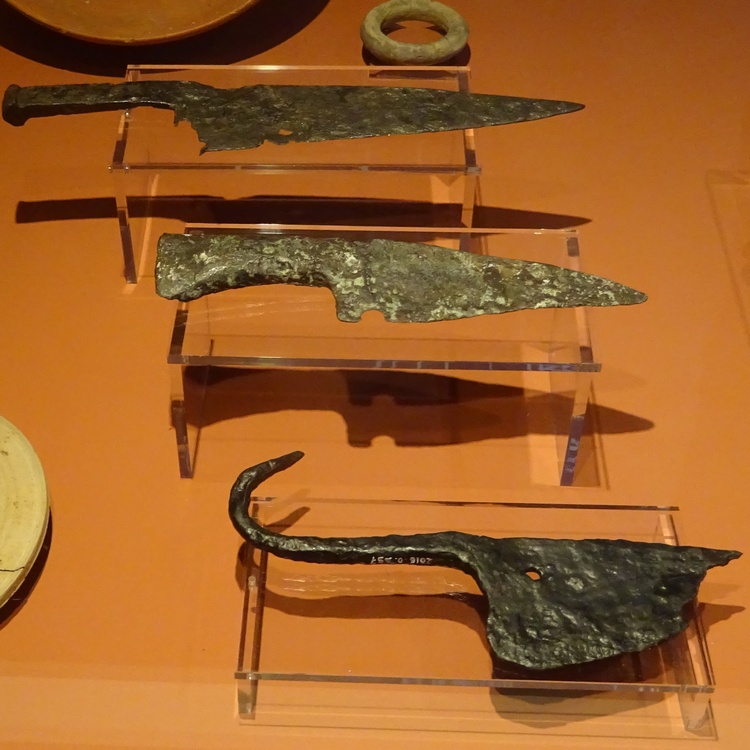 Bavay, Roman knives