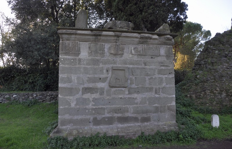 Rome, Via Appia (019R), Square tomb