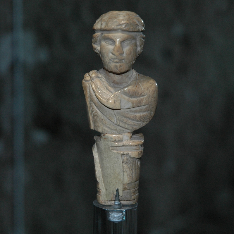 Eenum, Knife-grip in the shape of a charioteer