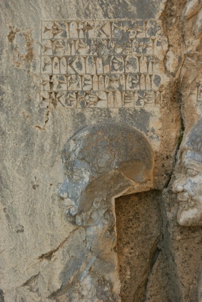 Behistun, Darius' relief, Âššina