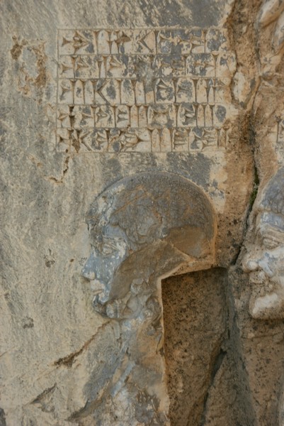 Behistun, Darius' relief, ššina